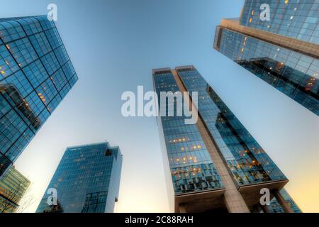 Edifici per uffici a distretto finanziario noto come Nueva Las Condes in Rosario Norte Street, Las Condes de Santiago de Cile Foto Stock