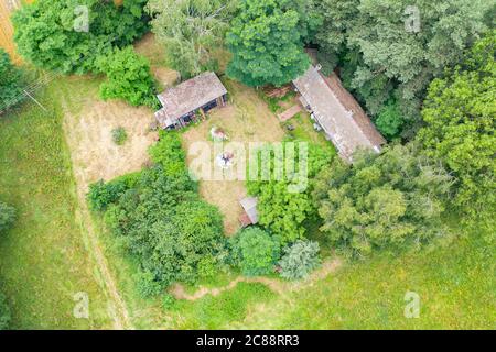 Vista aerea di cottage appartati nei boschi. Log cabina nella foresta Vista dall'alto. Foto Stock
