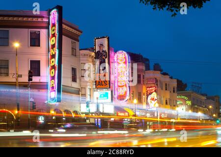 San Francisco, California, Stati Uniti - Néon segni di nightclub a Broadway Avenue. Foto Stock