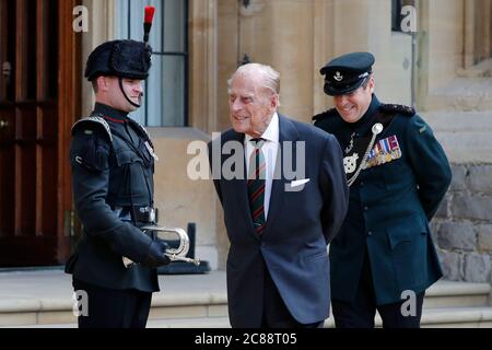 Il Duca di Edimburgo al Castello di Windsor affiancato dall'Assistente colonnello Comandante, generale maggiore Tom Copinger-Symeas (a destra), durante una cerimonia per il trasferimento del colonnello-Capo dei Fucili dal Duca alla Duchessa di Cornovaglia, che concluderà la cerimonia dalla Casa di Highgrove. Foto Stock