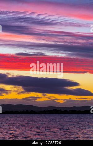 Tramonto sul lago di Leven nella contea di Perth e Kinross, guardando verso ovest verso le colline Ochil Foto Stock