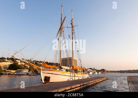 Nave a vela presso il molo di Lake Union Park, Cascade District, Seattle, Washington state, Stati Uniti Foto Stock