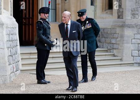 Il Duca di Edimburgo al Castello di Windsor affiancato dall'Assistente colonnello Comandante, generale maggiore Tom Copinger-Symeas (a destra), durante una cerimonia per il trasferimento del colonnello-Capo dei Fucili dal Duca alla Duchessa di Cornovaglia, che concluderà la cerimonia dalla Casa di Highgrove. Foto Stock