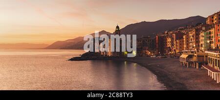 Piccola e bella città mediterranea al tramonto con colorati sky - Camogli, Italia, viaggio europeo Foto Stock