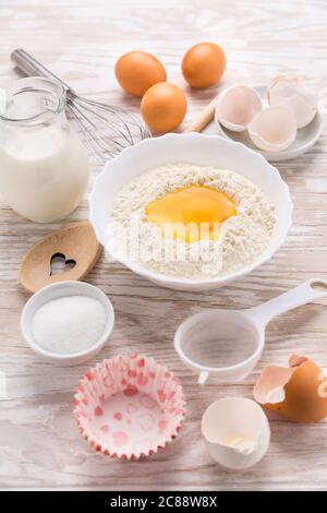 Assortimento di ingredienti base per la cottura di torte o pancake su sfondo di legno Foto Stock