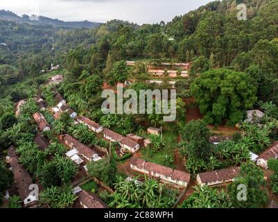 Drone aereo Tiro di terrazze su una pendenza di montagna nel villaggio di Lushoto in Usambara Montagne. Posto remoto nella Provincia di Tanga, Tanzania, Africa Foto Stock