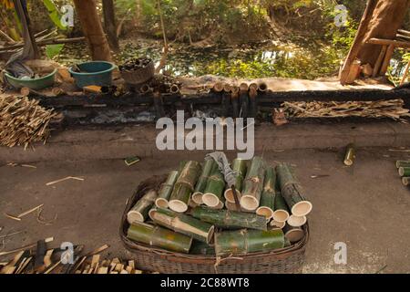 Riso tradizionale appiccicoso cotto in bambù come cibo di strada come si trova in Cambogia Foto Stock