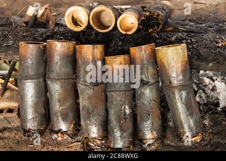 Riso tradizionale appiccicoso cotto in bambù come cibo di strada come si trova in Cambogia Foto Stock