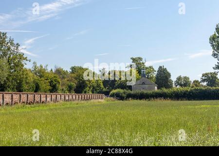 Il 15 ° secolo Maud Heath's Causeway che attraversa il fiume Avon e la chiesa del 18 ° secolo di St.Giles, Kellaways, Langley Burrell, Wiltshire, Inghilterra Foto Stock