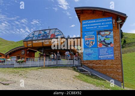 CHAMROUSSE, FRANCIA, 10 luglio 2020 : Stazione di partenza della funivia. Chamrousse è una località sciistica e montana estiva, conosciuta per i sei eventi sciistici alpini Foto Stock