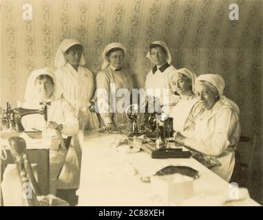 Raro gruppo di infermieri che producevano / cucivano bende o medicazioni, cucito ape, Regno Unito, intorno al 1914-1918 Foto Stock