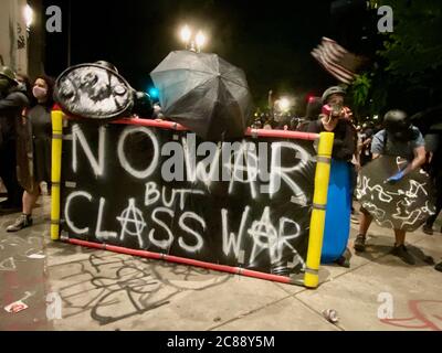 Portland, Oregon, Stati Uniti. 22 luglio 2020. Nessun guerra ma segno di guerra di classe tenuto dai manifestanti a Portland, Oregon Credit: Amy Katz/ZUMA Wire/Alamy Live News Foto Stock