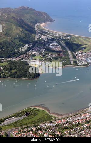 Vista aerea della A55 North Wales Expressway e del Conwy Tunnel o Conway Tunnel, Galles del Nord Foto Stock