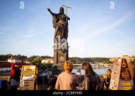 Praga, Repubblica Ceca. 4 Ottobre 2018. Una vista della Statua di San Giovanni al Ponte Carlo, Praga. Foto Stock