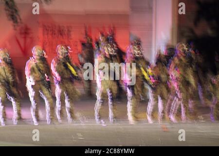 Portland, Oregon, Stati Uniti. 22 luglio 2020. Foto artistica e sfocata degli agenti della Fed che invadono la scena di protesta di Portland. Credit: Amy Katz/ZUMA Wire/Alamy Live News Foto Stock