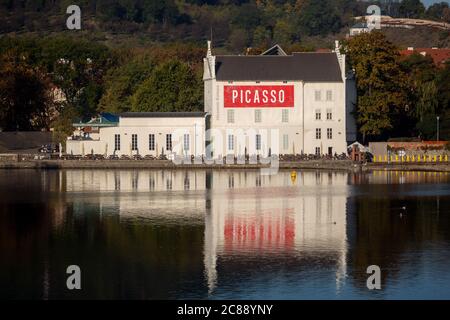 Praga, Repubblica Ceca. 5 ottobre 2018. Vista sul Museo Picasso dalla riva del fiume Moldava a Praga. Foto Stock