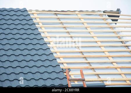 Riparazione sostituzione del tetto. Rimozione del vecchio tetto e sostituzione con tutti i materiali nuovi. Cantiere di costruzione del tetto. Copertura in metallo Foto Stock