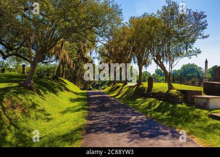 Natchez, Mississippi, USA - 19 giugno 2020: Istituzione del cimitero cittadino di Natchez nel 1822, piena di storia e grandezza di questa città residenti. Foto Stock