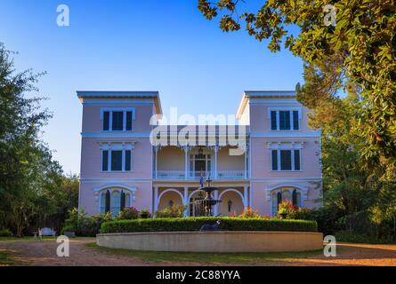 Natchez, Mississippi, USA - 19 giugno 2020: Questa dimora storica fu originariamente costruita prima della Guerra civile e ora è un B&B. Foto Stock