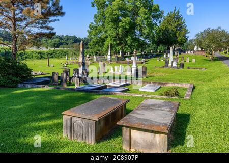 Natchez, Mississippi, USA - 19 giugno 2020: Istituzione del cimitero cittadino di Natchez nel 1822, piena di storia e grandezza di questa città residenti. Foto Stock