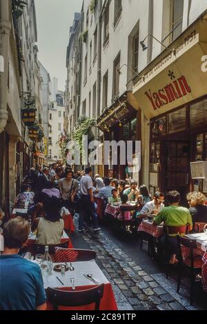 Ristoranti e negozi in Rue Xavier Privas, nella zona di St Severin del quartiere Latino, Sorbona, Parigi, Francia. Circa 1990 Foto Stock