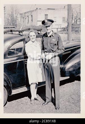 Il giovane ufficiale dell'esercito Son si pone con sua madre, anni '40, USA Foto Stock