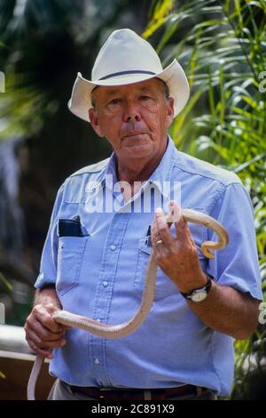 Un ritratto di Jack la guida turistica che tiene un alligatore. Avventure nella natura selvaggia di Babcock. Tour Eco Babcock Ranch, Punta Gorda. Fort Myers. Florida. STATI UNITI Foto Stock