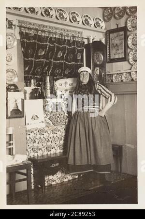 Nativo di Marken Island mostra con orgoglio l'interno della sua casa, Paesi Bassi, 1951 Foto Stock