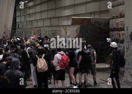 Portland, Stati Uniti. 22 luglio 2020. I manifestanti rimuovono i pannelli che proteggono il tribunale federale di Portland, Ore., il 22 luglio 2020. (Foto di Alex Milan Tracy/Sipa USA) Credit: Sipa USA/Alamy Live News Foto Stock