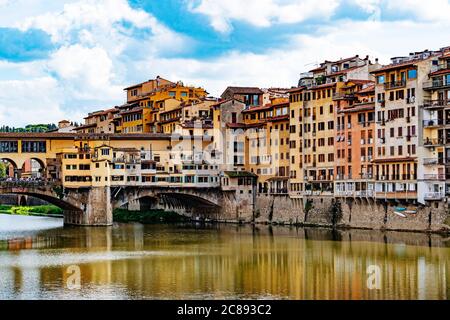 il famoso ponte vecchio storico si estende lungo il fiume arno che attraversa firenze, in toscana. Foto Stock