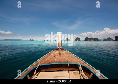 Una lunga coda barca inchino con in Krabi, ​​Thailand. Foto Stock