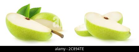 Pezzi isolati di pera. Due fette di pera verde isolate su sfondo bianco Foto Stock