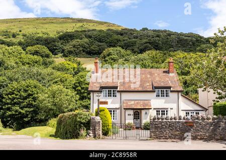 Una casa piastrellata sul Parco Nazionale Exmoor nel villaggio di Bossington, Somerset UK Foto Stock