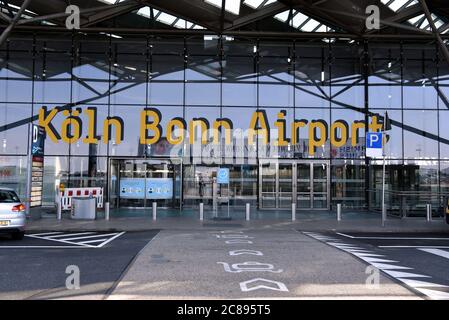 22 luglio 2020, Renania Settentrionale-Vestfalia, Colonia: L'ingresso al Terminal 1 dell'aeroporto di Colonia-Bonn. Foto: Horst Galuschka/dpa Foto Stock