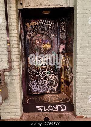 Portland, Oregon, Stati Uniti. 22 luglio 2020. Door in the Portland protesta Neighborhood Credit: Amy Katz/ZUMA Wire/Alamy Live News Foto Stock