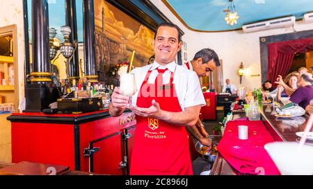 L'Avana / Cuba - 04.15.2015: Un bar che serve un cocktail Pina colada nel famoso bar cubano Floridita con un sorriso sul viso, l'Avana, Cuba Foto Stock