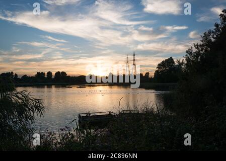 Lago Hooksmarsh nel Lee Valley Country Park tra l'abbazia di Waltham e Cheshunt sul confine tra Essex e Hertfordshire, Inghilterra, Regno Unito Foto Stock