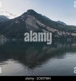Lago Walensee, tra le catene montuose di Churfirsten e Seeztal valle subalpina, Walenstadtberg - Canton San Gallo, Svizzera Foto Stock