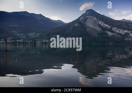 Lago Walensee, tra le catene montuose di Churfirsten e Seeztal valle subalpina, Walenstadtberg - Canton San Gallo, Svizzera Foto Stock