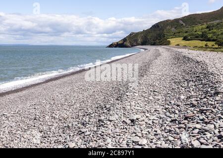 La dorsale di ciottoli e ghiaia di Bossington Beach che guarda verso Hurlstone Point sulla costa del Parco Nazionale di Exmoor, Somerset UK Foto Stock