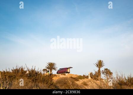 Un campervan si trova sul bordo di un promontorio a Taghazout, Marocco Foto Stock