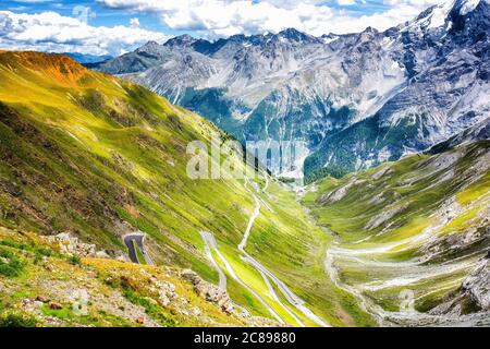 Bellissimo paesaggio alpino italiano. Il Passo dello Stelvio, versante Trentino Alto Adige, provincia Bolzano, Italia. Foto Stock