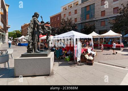 Italia, Lombardia, Cremona, Piazza Stradivari, Monumento Antonio Stradivari al violino, mercato delle pulci Foto Stock