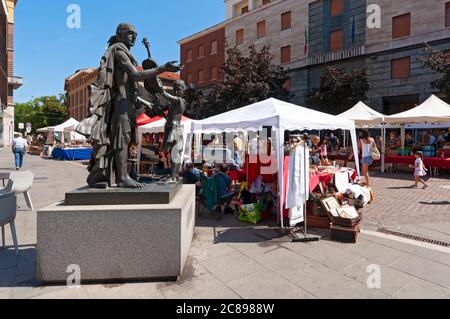 Italia, Lombardia, Cremona, Piazza Stradivari, Monumento Antonio Stradivari al violino, mercato delle pulci Foto Stock