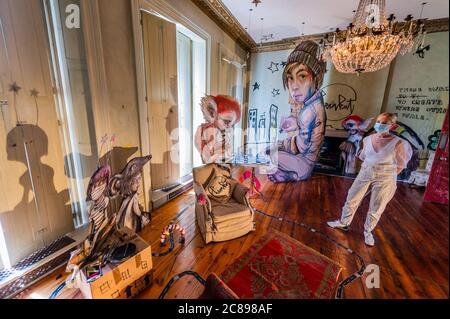 Londra, Regno Unito. 22 luglio 2020. 2020 artista berlinese duo IRAKUT's cartone installazione Silent Battle (‘) - Schoeni Projects presenta Disconnect, un'arte urbana 'subentra' di una casa cittadina del sud di Londra - rispondendo alla pandemia di COVID-19. I dieci artisti urbani internazionali, chiusi a chiave, hanno trasformato la casa con nuove opere specifiche per il sito. La mostra si svolge di persona dal 24 luglio al 24 agosto e online dal 31 agosto 2020. Viene presentato in collaborazione con HKwalls, un'organizzazione artistica senza scopo di lucro con sede a Hong Kong. Credit: Guy Bell/Alamy Live News Foto Stock