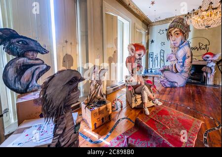 Londra, Regno Unito. 22 luglio 2020. 2020 artista berlinese duo IRAKUT's cartone installazione Silent Battle (‘) - Schoeni Projects presenta Disconnect, un'arte urbana 'subentra' di una casa cittadina del sud di Londra - rispondendo alla pandemia di COVID-19. I dieci artisti urbani internazionali, chiusi a chiave, hanno trasformato la casa con nuove opere specifiche per il sito. La mostra si svolge di persona dal 24 luglio al 24 agosto e online dal 31 agosto 2020. Viene presentato in collaborazione con HKwalls, un'organizzazione artistica senza scopo di lucro con sede a Hong Kong. Credit: Guy Bell/Alamy Live News Foto Stock