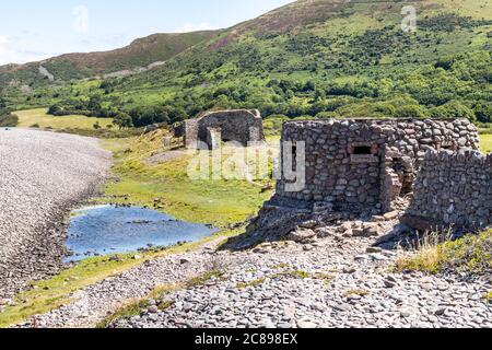 Un vecchio forno di lime e una scatola di pill costruita di ciottoli sulla cresta di barriera di ghiaia e ghiaia di Bossington Beach sulla costa del Parco Nazionale di Exmoor, Somers Foto Stock