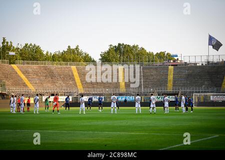 Bergamo, Italia - 21 luglio 2020: Giocatori e funzionari osservano un minuto di silenzio in memoria della COVID-19 prima della Serie A Football Match tra Atalanta BC e Bologna FC. Atalanta BC vince il 1-0 rispetto al Bologna FC. Credit: Nicolò campo/Alamy Live News Foto Stock