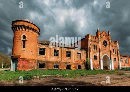 Antico palazzo abbandonato in rovina in stile gotico con vetrate colorate finestra Foto Stock