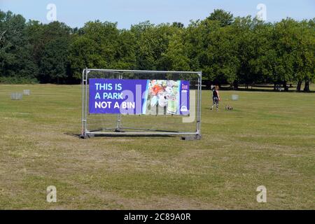 Londra, UK, 22 luglio 2020 chiaro segno spazzatura 'questo è un parco non un bin' su Wandsworth comune in zona popolare e affollato durante il blocco coronavirus. . Foto Stock